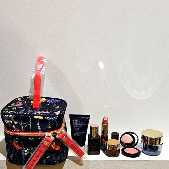 ESTEE LAUDER 7PC SKINCARE/MAKEUPBUNDLE